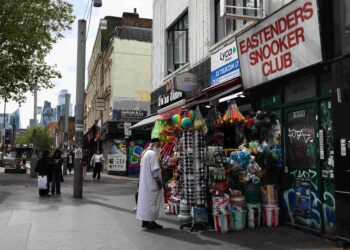 UK consumer services sector sentiment falls to lowest in over a year