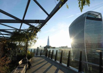 London reclaims top European tech spot from Paris, Dealroom says