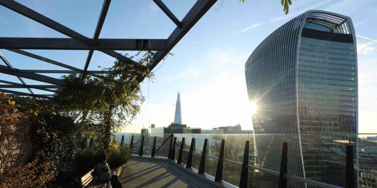 London reclaims top European tech spot from Paris, Dealroom says