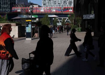 UK business sentiment edges up in May, Lloyds says
