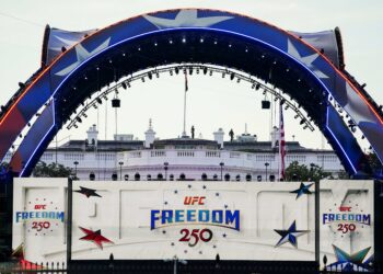 Trump hosts White House cage fights amid war and political scrutiny