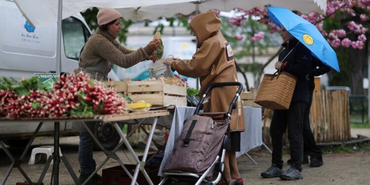 Euro zone consumers take benign view on inflation surge, ECB survey shows