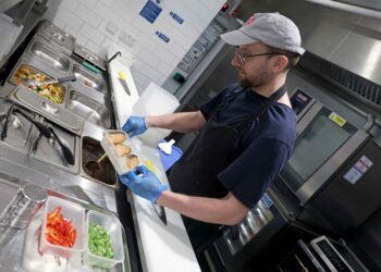 UK services firms post first drop in activity since April 2025 as Iran war price pressure persists