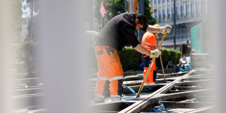 German construction sector says downturn not over, urges faster action