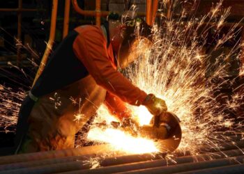UK losing jobs abroad due to high energy costs, manufacturers and union warn