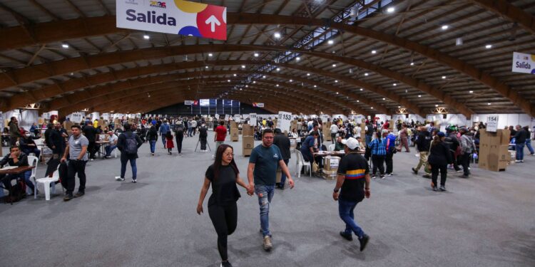 Colombian right-wing candidate De La Espriella leads in tight presidential race