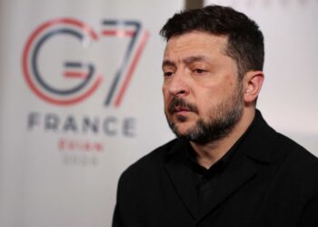 Russia attacks Kyiv with missiles as Zelenskiy speaks to Trump, Europe for a peace deal