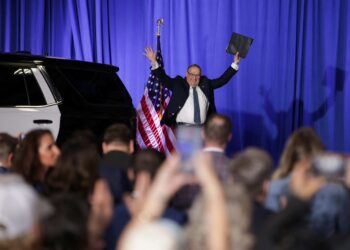 LePage wins Maine Republican nod in key US House battleground