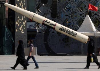 Trump resumes Iran port blockade and threatens strikes on energy targets