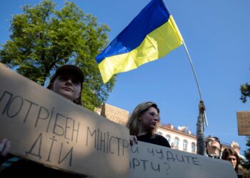 Zelenskiy taps new defence chief in bid to quell political crisis