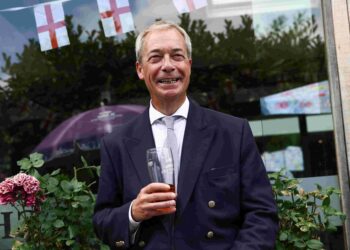UK police arrest man who threatened to shoot Nigel Farage, Telegraph says
