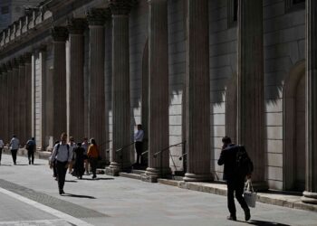 Bank of England to keep rates steady while oil prices gyrate