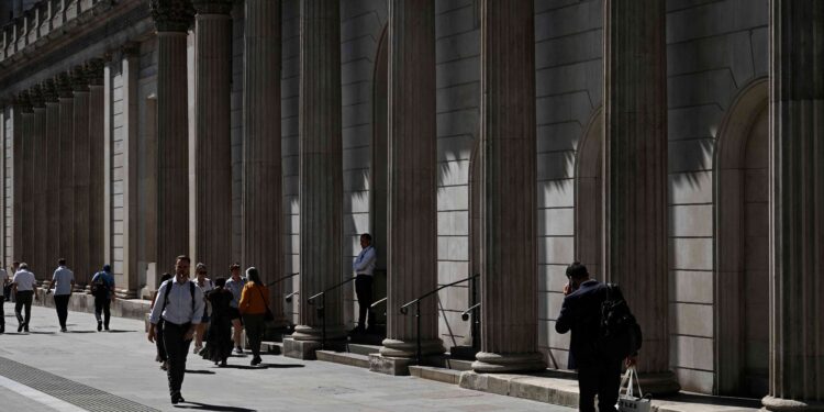 Bank of England to keep rates steady while oil prices gyrate
