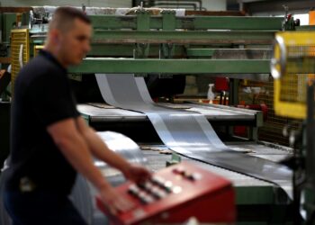 UK July manufacturing PMI revised down to 4-month low