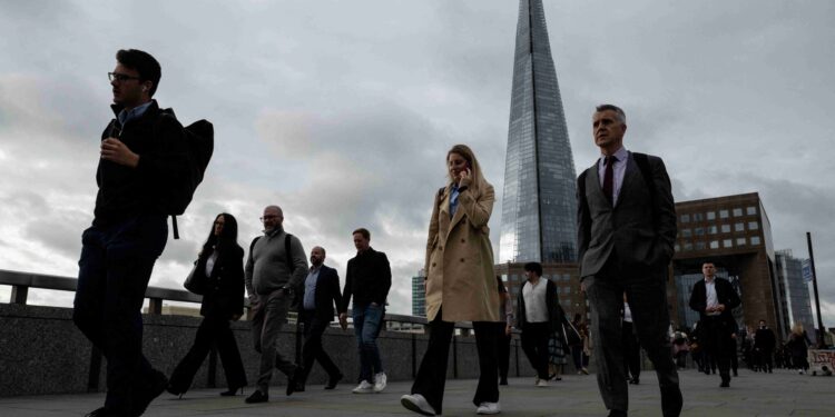 UK employers stuck in “low-hire, low-fire” mode, survey shows