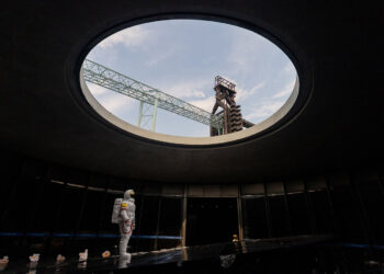 In China, rocket launches fuel tourism and space-age dreams