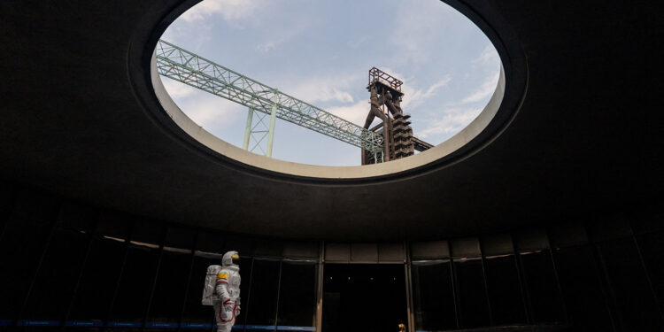 In China, rocket launches fuel tourism and space-age dreams