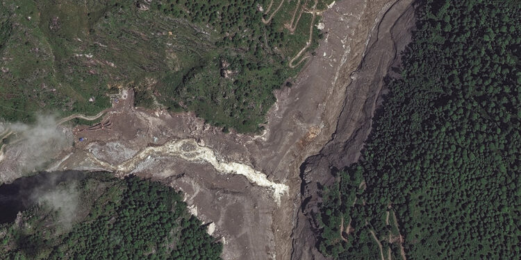 Lake formed by landslide on Nepal-Tibet border overflows, halting rescue work