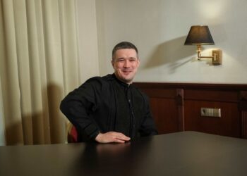 Ukraine needs changes to avoid losing war, ousted defence minister says