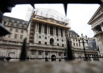 Exclusive-Banks rush to swap higher-risk credit assets for Bank of England cash