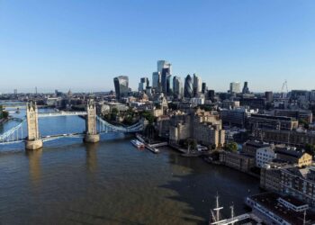UK economy gathers pace but cost pressures intensify, PMI shows
