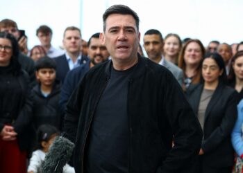 UK PM Burnham refuses to back Heathrow’s third runway project