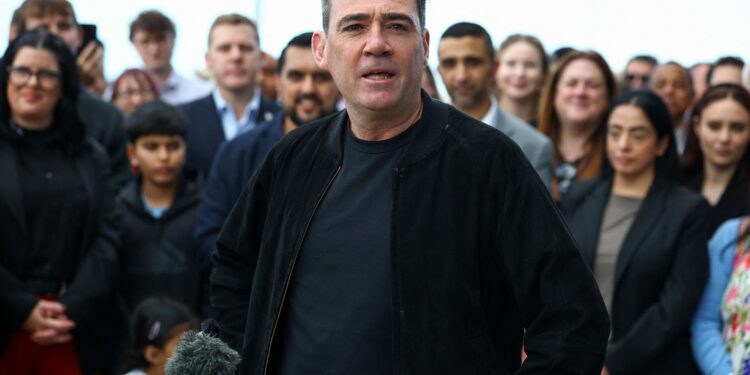 UK PM Burnham refuses to back Heathrow’s third runway project