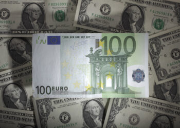 Euro’s dollar resilience faces energy price, political risk tests