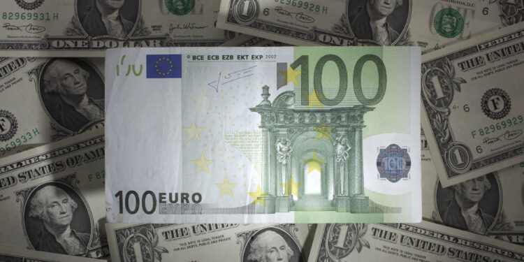 Euro’s dollar resilience faces energy price, political risk tests
