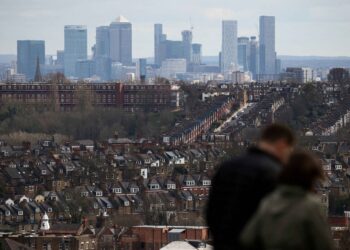 Rate hike fears weigh on UK housing market, RICS says