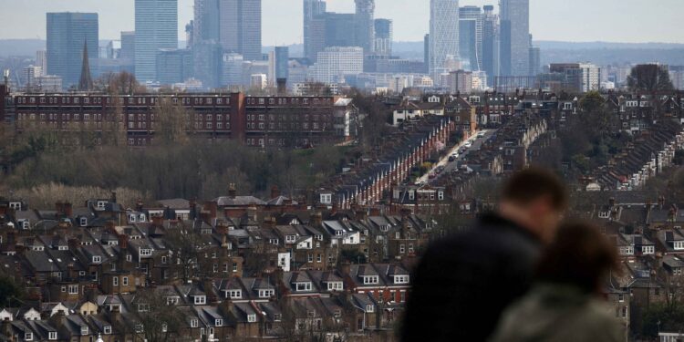 Rate hike fears weigh on UK housing market, RICS says