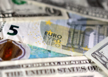 Analysis-Europe’s woes give dollar bulls fresh reason to press on