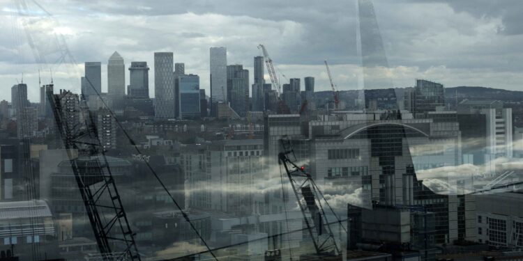 AI-boosted UK economy beats forecasts, giving Healey pre-budget lift