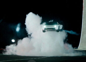 Tesla’s new Roadster turns in air with SpaceX thrusters, won’t land until 2028