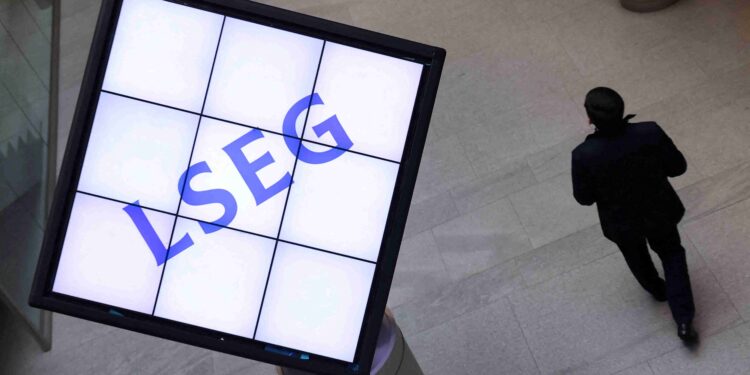 London’s FTSE 100 rises as Shell boosts energy stocks