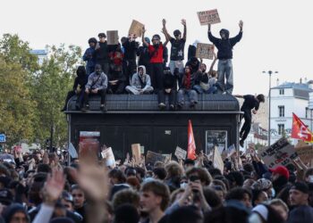French students keep up protest pressure with some demonstrations hit by violence