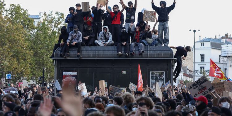 French students keep up protest pressure with some demonstrations hit by violence